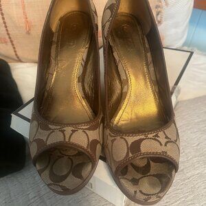 COACH TABBY KHAKI/TOB SIGNATURE JACQUARD WEDGE SHOES 9.5 STYLE A0200